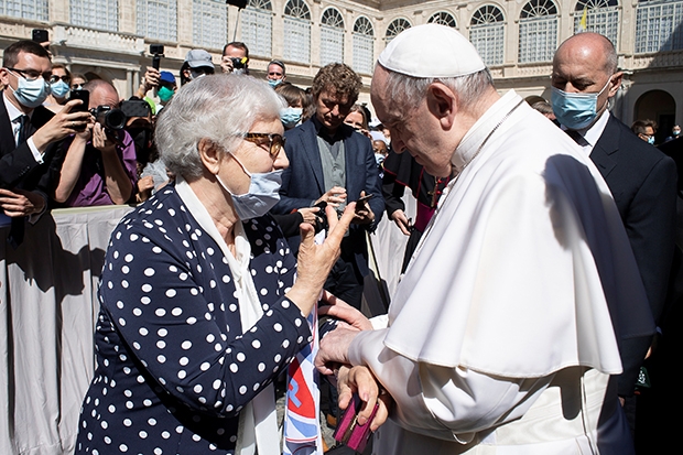 막시모비치와 동행한 폴란드 신부의 설명에 귀를 기울이던 교황은 3살 때 아우슈비츠로 끌려갔다며 소매를 걷어 올린 막시모비치의 왼쪽 팔에 입을 맞췄다./로이터 연합뉴스