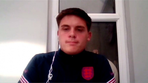 코앞에서 지붕이 무너져 내리는 순간에도 세상에서 가장 무심하게 현장을 지나쳐 화제가 된 영국의 17세 남성 라이언