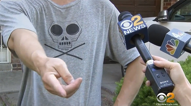 피해자의 아들은 어머니가 40년 넘게 뉴욕에 거주 중인 중국계 미국인이라며 분통을 터트렸다. 보복이 두려워 신원을 밝히지 못하겠다는 피해자의 아들은 “어머니가 아시아계 여성이라 범죄 표적이 된 건 분명한 사실”이라고 강조했다.