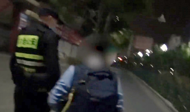 경찰 손에 이끌려 경찰서로 향하던 소년은 “어디로 가려 했느냐”는 경찰 물음에 “엄마 무덤에 가고 싶었다”고 답했다.