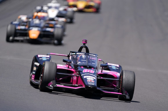 미국 현지시간으로 30일, 미국을 대표하는 모터스포츠 대회이자 세계 3대 레이스인 인디애나폴리스 500마일(이하 인디 500) 경기장에 13만 5000명의 관중이 몰려들었다. 사진은 올해 우승자인 브라질의 헬리오 캐스트로네베스의 경기 중 장면. AP 연합뉴스