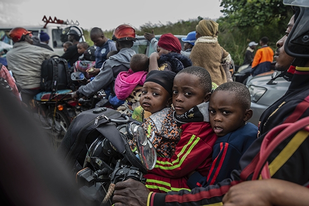 민주콩고 주민들은 27일 북키부 당국의 예방적 대피령에 따라 피난길에 올랐다. 피난민 40만 명이 물밀듯 쏟아져 나오면서 일대는 아수라장이 됐다. 모든 도로가 꽉 막혔고, 갈 곳을 정하지 못한 피난민들은 우왕좌왕했다./AP연합뉴스