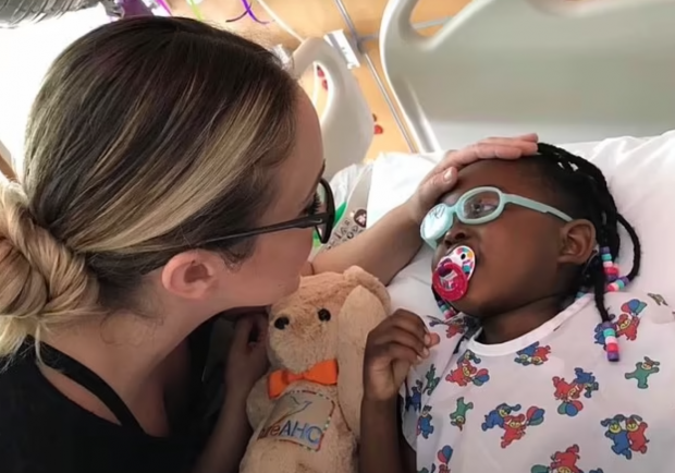 기금 모금 사이트에 올려진 미국 30대 여성 하트먼(왼쪽)과 그녀가 입양한 뒤 희소성 신경계 질환 치료를 받게 한 잠비아 출신의 딸(6, 오른쪽)