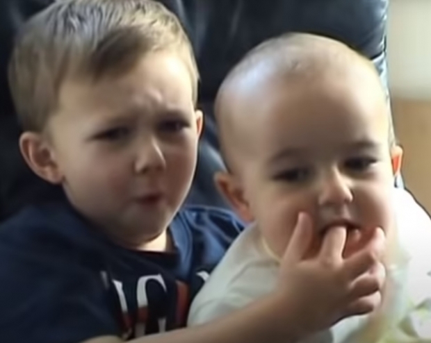 14년전 유튜브에 업로드 된 ‘찰리가 내 손가락을 또 깨물었다’ 영상 속 장면