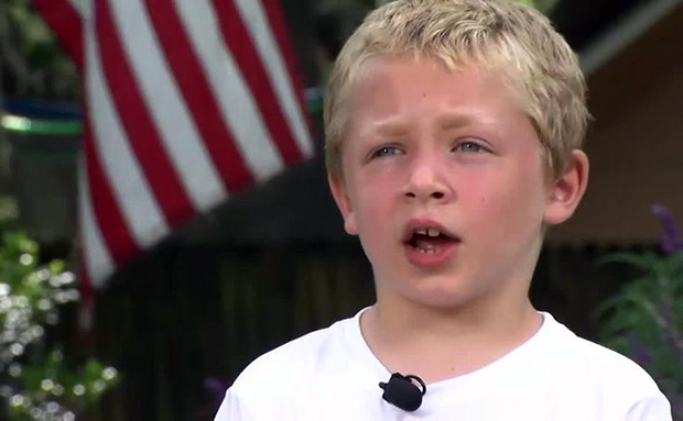 꼬마는 죽을힘을 다해 헤엄쳤다. 여동생과 달리 구명조끼도 입지 않은 상태였지만, 머릿속엔 온통 아버지와 여동생을 살려야 한다는 생각뿐이었다. 개헤엄을 치다 지치면 등을 대고 물 위에 떠 숨을 고르기를 반복했다. 꼬마는 “정말 무서웠다. 물살이 반대 방향으로 흐르고 있어서 수영하기 힘들었다”고 얘기했다. 그렇게 꼬마가 강기슭까지 가는 데 한 시간이 걸렸다.