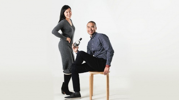 왼쪽은 교포 2세이자 뉴욕에서 변호사로 활동 중인 캐롤린 김(41). 김씨는 지난 2015년 역시 한국계인 남편 제임스 금(오른쪽)과 함께 프리미엄 소주를 직접 만들어 론칭했다.