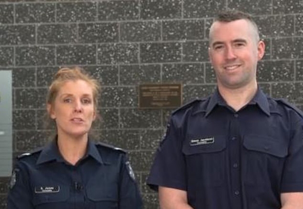 선행이 화제가 된 후 현지 방송에 출연한 두 경찰은 본분을 다했을 뿐이라며 겸손함을 드러냈다.