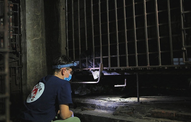 새끼였던 2004년부터 감옥살이를 시작한 수컷은 중증 정형행동까지 보였다.