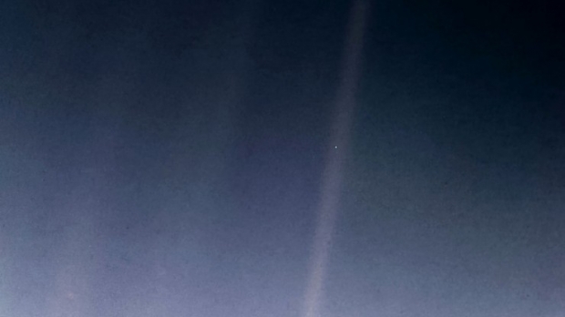 창백한 푸른 점. 1990년 보이저 1호가 지구로부터 60억km 떨어진 해왕성 궤도 부근에서 카메라를 지구 쪽으로 돌려 찍은 사진. (출처:NASA)