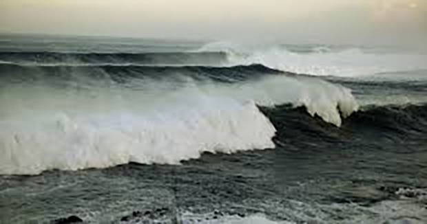 아니나 다를까, 물에 빠진 소녀 4명은 공포에 질려 허우적거리며 살려달라고 비명을 지르고 있었다.