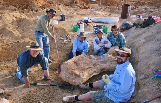 호주 퀸즐랜드 남서부지역에서 신종 공룡‘오스트랄로티탄 쿠페렌시스’(Australotitan cooperensis) 의 화석을 발굴한 고고학 연구진
