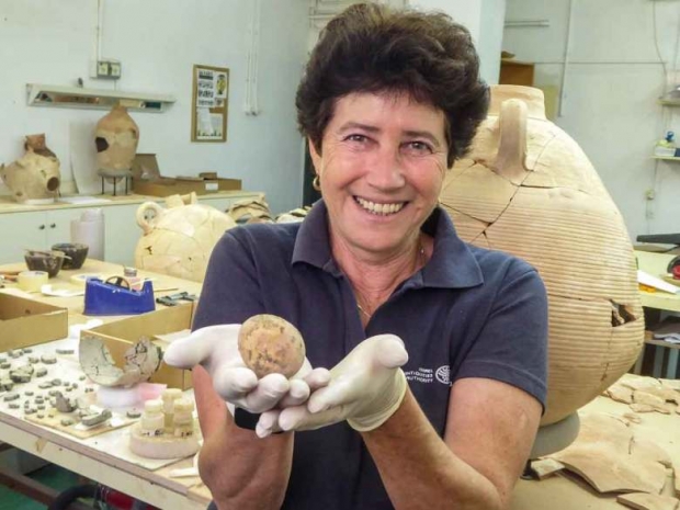 이스라엘에서 인간의 배설물에 둘러싸인 채 발견된 1000년 전 달걀의 모습