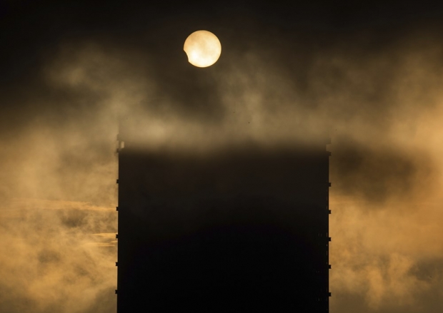 미국 피츠버그 시에서 관측된 일식이 진행 중인 모습. 사진=AP 연합뉴스