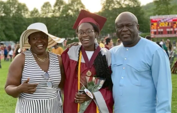 테타는 8살 때 부모님 손에 이끌려 고향인 아프리카 가나에서 미국으로 이주했다. 어머니는 가족 부양을 위해 주 80시간씩 일을 하면서도 39세 나이에 지역 대학에 입학, 학업에 대한 열정을 불살랐다.