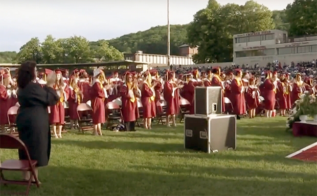 하지만 테타는 그 자리에서 장학금을 거절했다. “매우 큰 영광이지만, 나보다 더 필요한 친구가 있을 것”이라며 장학금을 반납했다. 테타의 깜짝 결정에 졸업생과 교사 등 졸업식 참가자 전원이 기립박수를 쏟아냈다.
