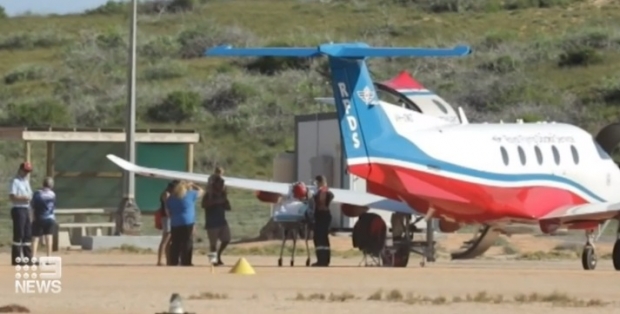 지역병원에서 의료용 비행기를 타고 퍼스로 이송되는 소년