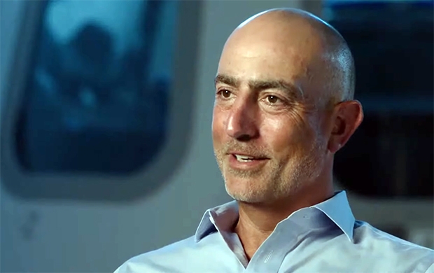 아마존 최고경영자(CEO) 제프 베조스와 나란히 앉아 11분간 우주여행을 즐길 수 있는 기회가 2800만 달러, 한화 약 312억 원에 익명의 낙찰자에게 돌아갔다.