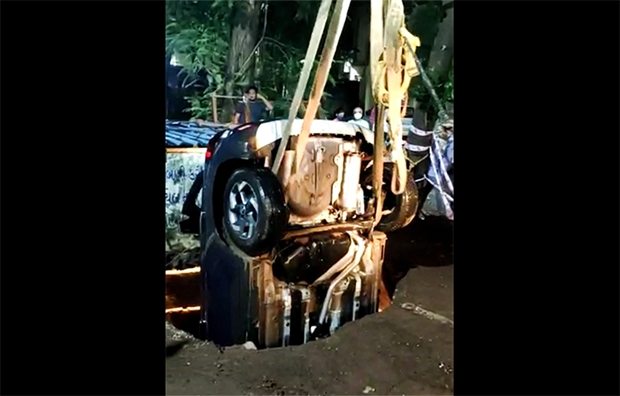 침수 차량은 펌프로 우물물을 퍼올린 끝에 사고 12시간 만에 인양됐다.