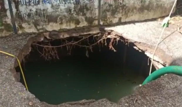 보도에 따르면 사고 지점은 깊이 15m 우물이 있던 자리다. 주택단지를 건설하고 주차장을 만들면서 시공사는 이 100년 가까이 된 우물을 철근 콘크리트로 어설프게 막아두었다. 하지만 이번 폭우로 우물이 휩쓸려 내려가면서 싱크홀 사고가 발생했다.