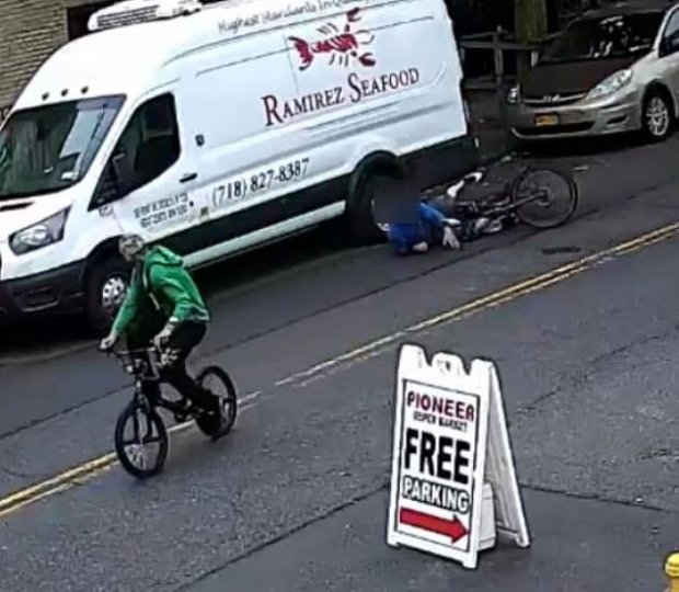 미국 현지시간으로 13일 오후 4시경, 뉴욕주 브루클린 시내에서 음식 배달을 하던 아시아계 남성(오른쪽)이 백인 남성(왼쪽)의 흉기에 맞아 부상을 입었다.