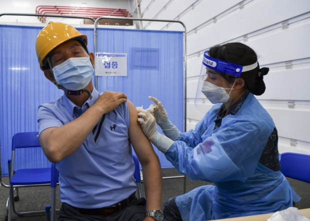 첫 도서지역 코로나19 예방접종에는 최근 미국으로부터 공여 받은 얀센 백신이 사용되었다. 사진=해군