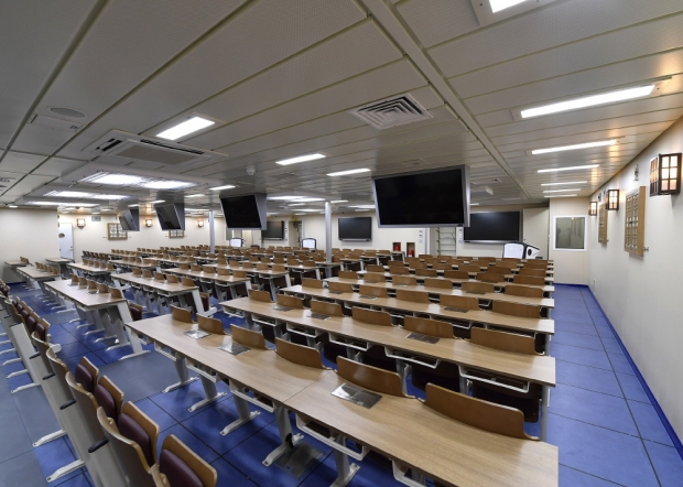 한산도함은 400여 명 이상의 거주공간은 물론 200명 수용이 가능한 대형 강의실 등 3개의 강의실과 조함 및 기관 등의 실습실을 갖췄다. 사진=해군