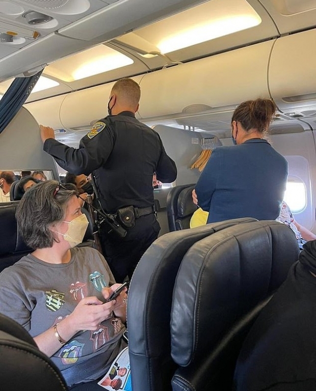 유나이티드항공 비행기에 탑승한 미국 남성 2명이 팔걸이를 두고 신경전을 벌이다가 결국 출동한 경찰에 의해 강제 하차 조치를 받았다