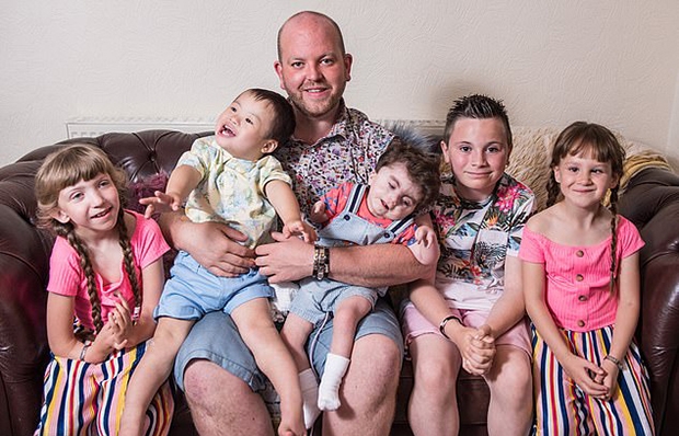 카펜터는 21살 때 자폐아 잭(14)을 처음 입양한 뒤 지체 아동 루비(11), 청각장애아 릴리(9), 다운증후군 조셉(6) 등을 차례로 입양했다. 하지만 행복은 오래가지 않았다. 드 랑즈 증후군(CdLS)이라는 희귀 유전질환을 앓던 막내 테디(사진 가운데 오른쪽)가 2019년 11월 패혈증으로 세상을 떠났다.