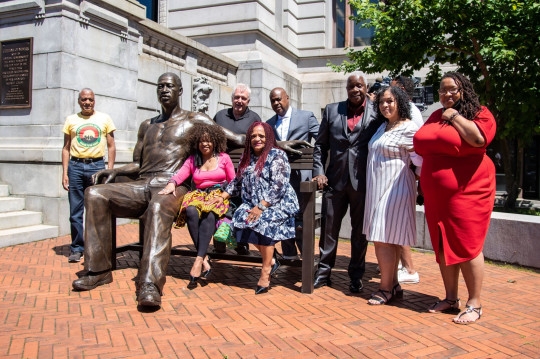 미국 뉴저지 주 뉴어크 시청에 등장한 조지 플로이드 대형 동상