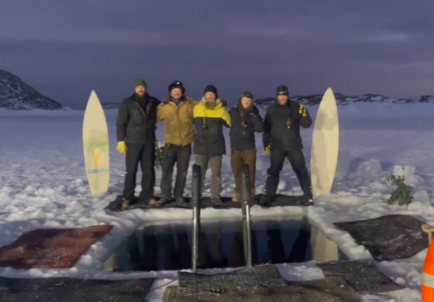 남극의 해빙을 깨고 만든 천연 수영장 앞에 서 있는 호주 국적 남극연구소 연구원들