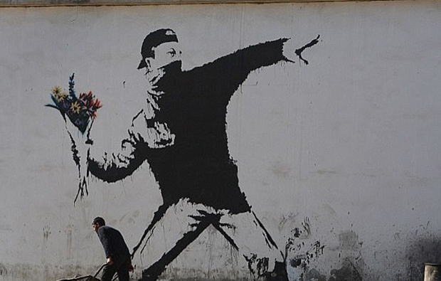 상표권 분쟁은 2018년 영국의 한 연하장 회사가 뱅크시의 ‘꽃을 던지는 시위자’를 그대로 인쇄한 카드를 제작하면서 상표 등록 취소를 청구한 게 시작이었다.