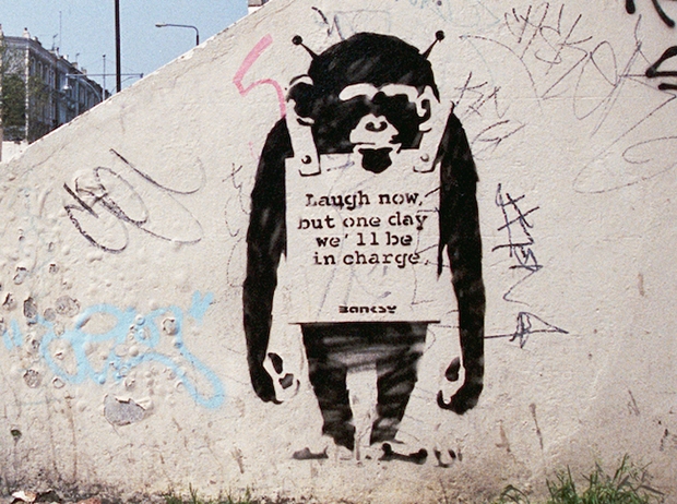 뱅크시의 익명성도 자충수가 됐다. 작가 신원도 모르는데 저작권을 어떻게 인정할 수 있겠냐는 것이다. 결국 뱅크시는 지난달 ‘꽃을 던지는 사람’과 ‘지금 웃어라’(사진)에 이어 ‘레이더 쥐’와 ‘우산을 든 소녀’의 상표권까지 빼앗기게 됐다.