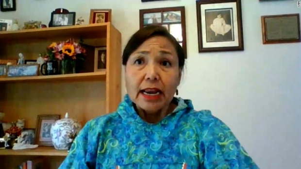 등산로에서 만난 곰들을 곰 퇴치용 스프레이를 사용해 쫓아낸 여성 피나 키퍼의 모습.(사진=CNN)