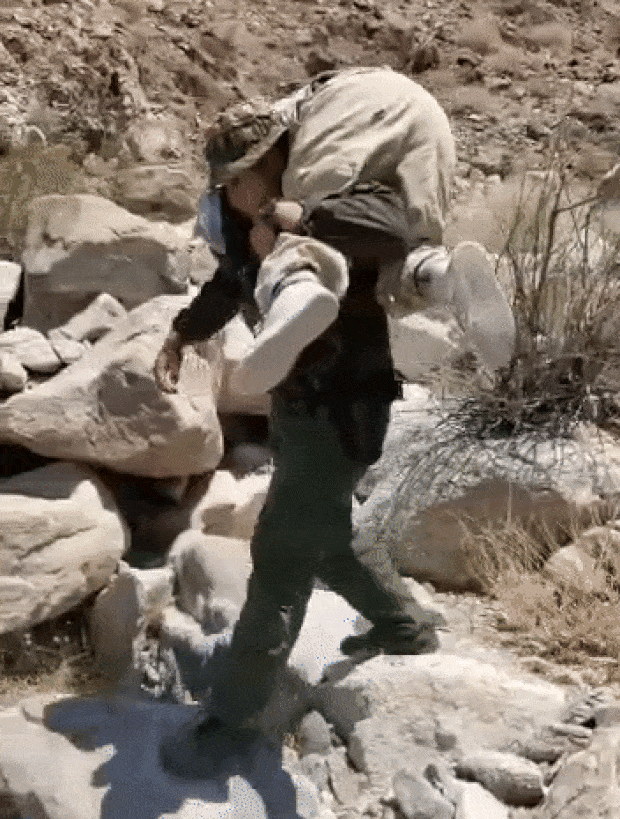 미국 관세국경보호청이 공개한 영상에는 수색견과 함께 조난자 찾기에 나선 국경경비대원 중 한 명이 여성을 어깨에 짊어지고 거친 바위 사이를 빠져나오는 모습이 담겨 있다.