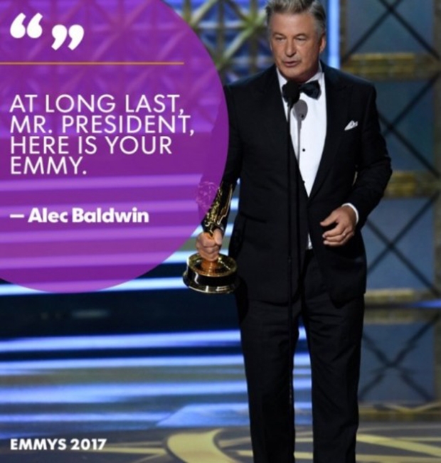 SNL의 트럼프 풍자는 2016년 10월 처음 등장했다. 할리우드 유명 배우 알렉 볼드윈이 트럼프 특징을 강조한 분장과 말투로 큰 관심을 받았으며, 당시 SNL 시청률은 6년 만에 최고를 기록했다. ‘트럼프 희화화’로 제2의 전성기를 맞은 볼드윈은 2017년 ‘방송계의 아카데미’ 에미상 시상식에서 코미디 부문 남우 조연상도 수상했다.