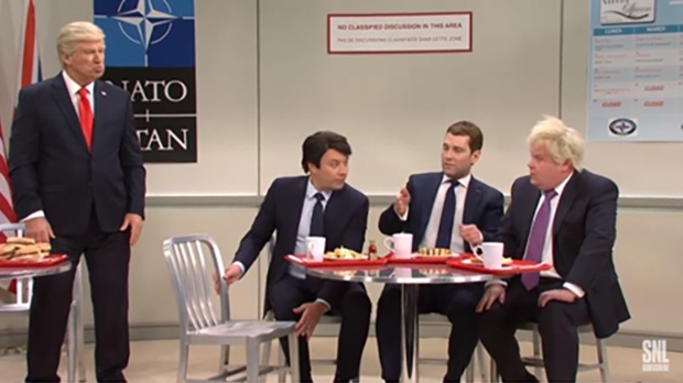 언론과 대중의 지원사격 속에 SNL은 이후로도 대서양조약기구(NATO·나토) 정상회의에서 불거진 ‘뒷담화 동영상’ 등을 다루며 신랄한 풍자를 이어갔다.