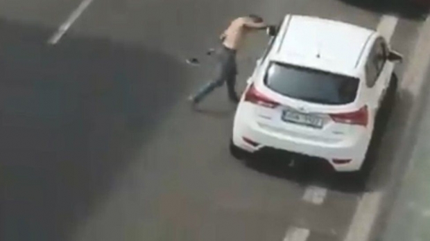 체코 롬인 남성이 주변 차량의 운전자에게 고함을 지르는 등 폭력적인 모습을 보였고, 얼마 뒤 행인과 다툼이 발생해 경찰이 출동했다.