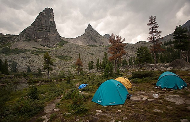 21일 오전 11시쯤, 크라스노야르스크 사얀 산맥 예르가키국립공원에서 관광객 13명을 이끌던 가이드가 사라졌다. 아무리 기다려도 셰르파가 나타나지 않자 9시간 후, 남성 관광객 2명이 실종된 셰르파를 찾아 텐트를 나섰다.