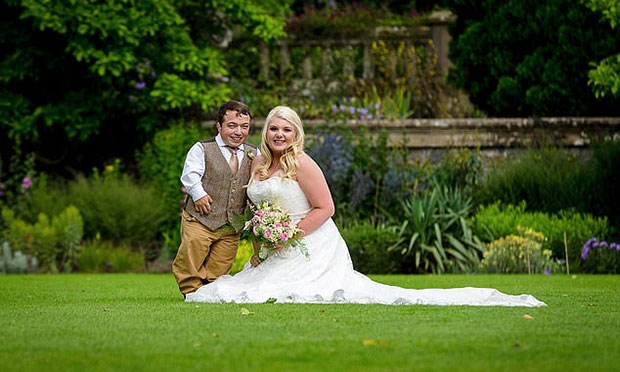 2012년 친구들과 동네 펍에 들렀다 우연히 만난 두 사람은 이듬해부터 본격적으로 교제를 시작, 2016년에 결혼했다. 연애 당시 키 차이 때문에 모자지간으로 오해도 많이 받았다. 함께 식당에 들르면 종업원이 남편에게 스케치북과 크레파스를 내밀곤 했다. 남편은 “내 굵은 목소리를 듣고 당황하더라”고 설명했다.