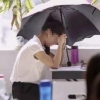 [여기는 중국] “CCTV 싫어!” 사무실서 우산 2개 펴고 근무한 직원