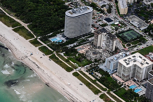 24일 무너진 미국 플로리아주 마이애미 비치 인근 아파트 붕괴 현장에서 시신 1구가 추가로 발견됐다. 현지 언론은 24일 밤 8시 30분쯤 인명 구조작업을 벌이던 대원들이 무너진 건물 잔해에서 시신 1구를 수습했다고 전했다. 사망자 성별 등 신원은 아직 밝혀지지 않았다./AFP연합뉴스