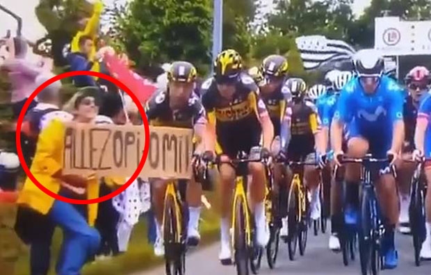 도로 안 쪽으로 발 하나를 걸친 관중은 경기가 한참 진행 중인 상황에서 중계 카메라 쪽을 향해 불쑥 ‘힘내세요 할아버지 할머니(allez opi omi)’라고 적힌 팻말을 들이밀었다. 그 바람에 같은 팀 리더인 슬로베니아 프리모즈 로글리치(31)를 보조하며 달리던 독일의 베테랑 사이클선수 토니 마틴(36)이 팻말에 부딪혀 넘어졌고, 뒤를 따르던 선수 100여 명이 줄줄이 충돌했다.