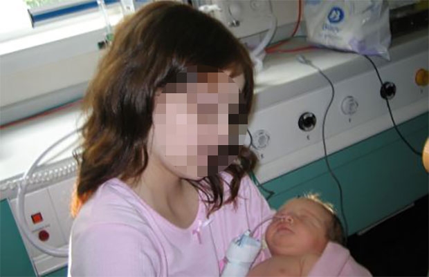 이전까지 영국 최연소 엄마는 2006년 12살 나이로 출산한 트레사 미들턴(27)이었다. 당시 미들턴은 4살 많은 친오빠 성폭행으로 임신, 딸을 출산하는 끔찍한 경험을 했다. 그 일로 친오빠는 감옥에 갔고 아기는 2008년 입양됐다.