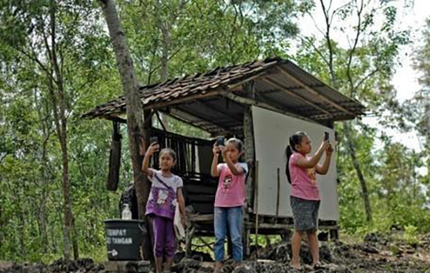 온라인 수업 들으려고 인터넷 신호 잡는 인도네시아 아이들./AFP연합뉴스