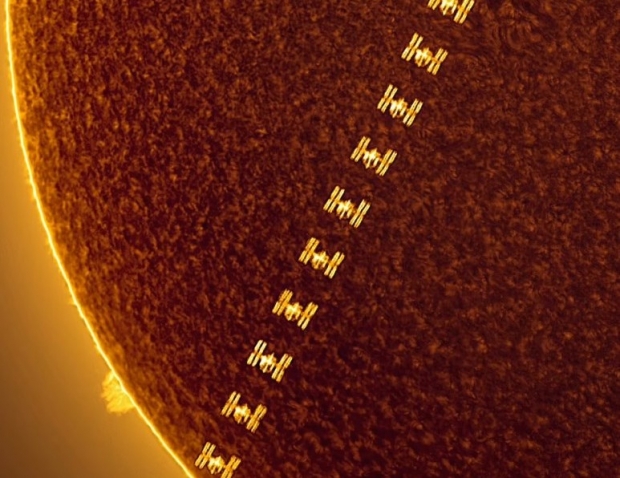 ISS의 왼쪽으로 태양 표면에서 치솟는 태양 플레어가 보인다