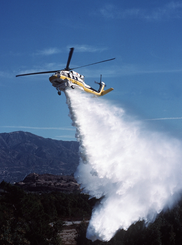 S-70i 파이어호크는 소방임무를 위해 3785 리터의 소방용수를 채울 수 있는 물탱크를 탑재하며. 화재진압 때 재빠르게 소방용수를 투하할 수 있다. 사진=미 시콜스키사