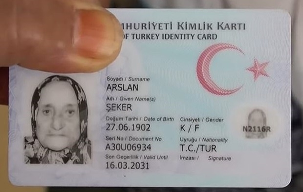 1902년 6월 27일생, 만 119세인 아슬란 할머니는 1903년 1월 2일생으로 현재 세계 최고령자 타이틀을 지키고 있는 일본 다나카 가네 할머니(118세 5개월)보다 한 살이 많다. 주민증 기록 인정 시 터키 할머니는 일본 할머니를 제치고 현존 세계 최고령자가 된다.