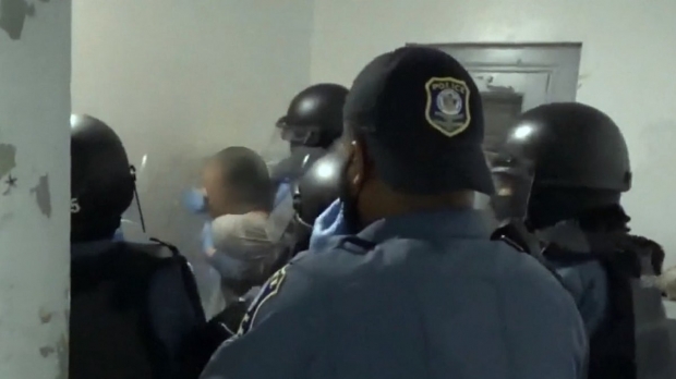 지난 1월 미국 뉴저지주의 유일한 여성 교도소에서 완전무장한 교도관들이 여성 수감자를 폭행하는 모습을 담은 동영상이 처음 공개됐다.