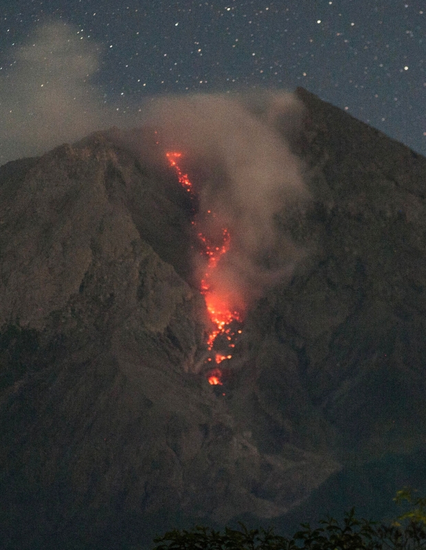 므라피 화산 남동쪽에 있는 마을 클라텐에서도 용암이 흘러내리는 모습이 포착됐다.