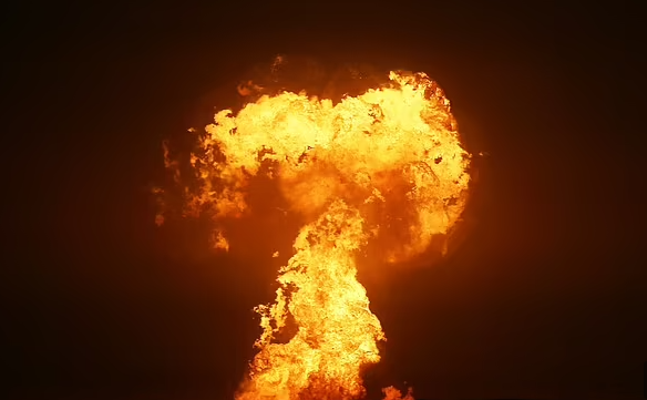 아제르바이잔 유전에서 폭발이 발생해 수평선 위로 불기둥이 치솟았다. 육지에서 바라본 모습